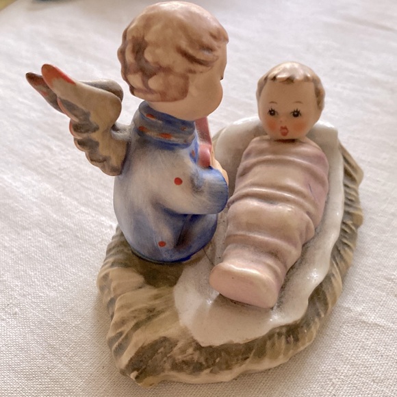 Vintage Hummel Angel playing for Baby Jesus. - Picture 2 of 7
